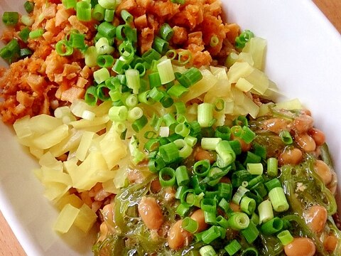 めかぶ納豆・沢庵・高野豆腐そぼろの３色丼